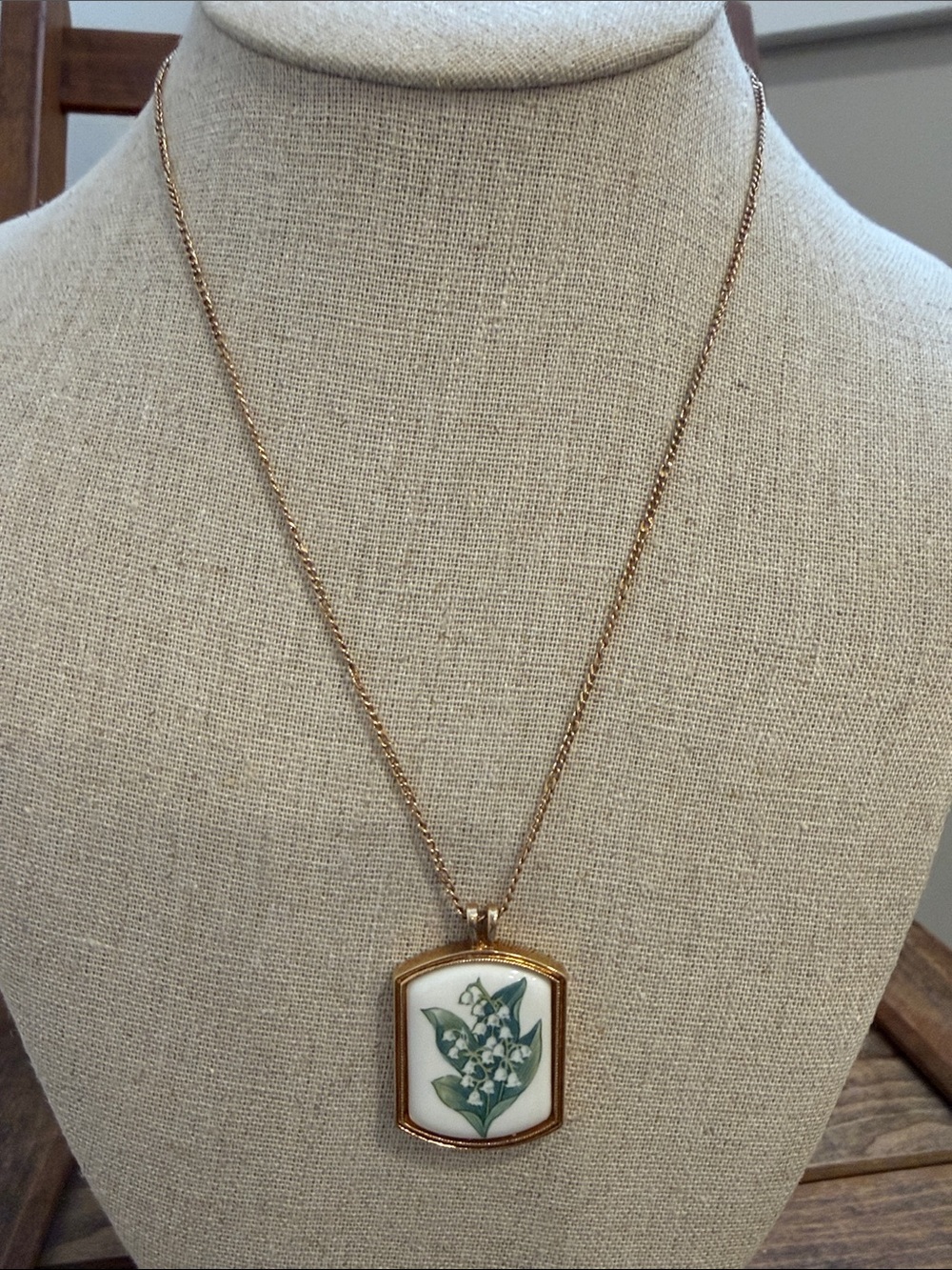 Vintage Avon Lily of the Valley Porcelain Floral Pendant Necklace Gold Tone